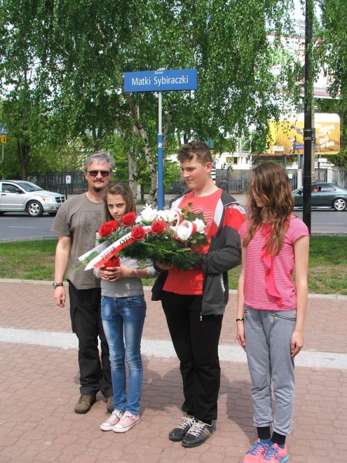 Złożenie kwiatów pod tablicą Matek Sybiraczek