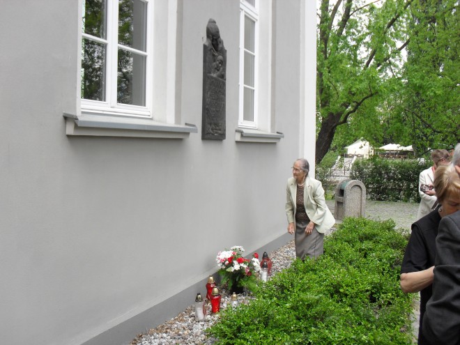 Pod tablicą Matkom Polkom Bohaterkom Sybiru