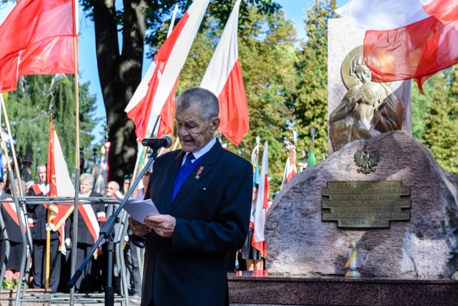 Pod Pomnikiem Katyńskim