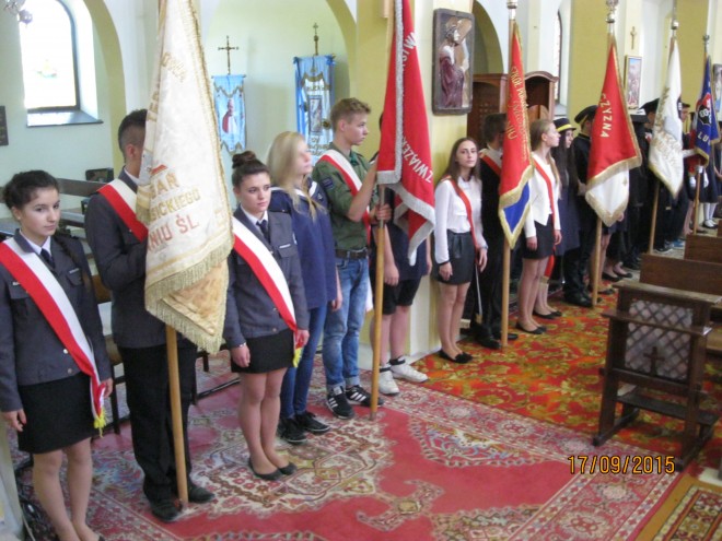 Młodzież szkół lubańskich z pocztami sztandarowymi