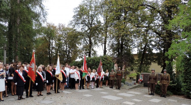 Przy pomniku Sybiraków