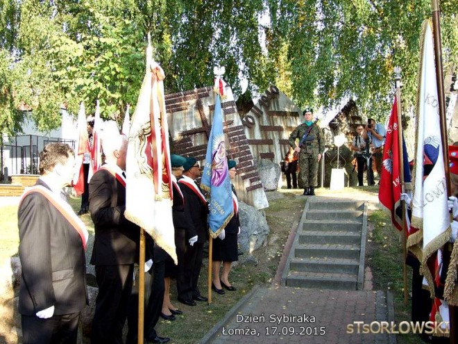 Przy pomniku Sybiraka