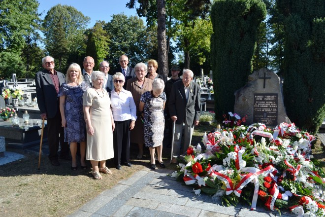 Przy pomniku Sybiraków