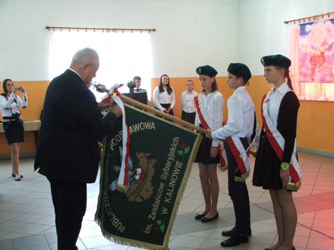 Dekoracja sztandaru szkoły Złotą Odznaką Honorową