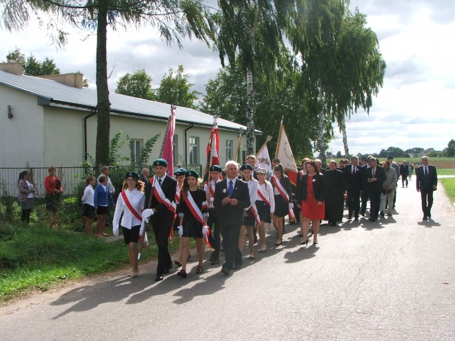 Przemarsz pod pomnik Sybiraków Ziemi Ostrowskiej