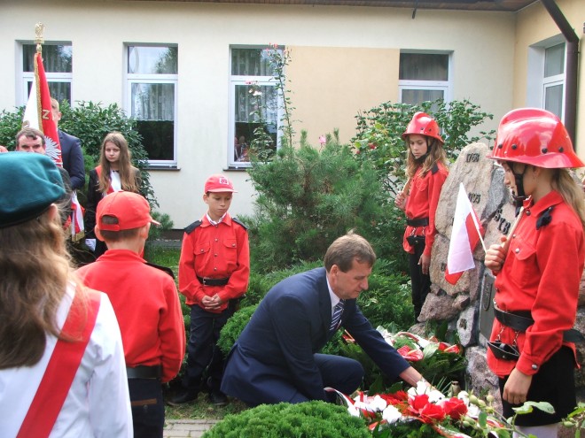 Składanie kwiatów przy pomniku - wójt gminy Waldemar Brzostek