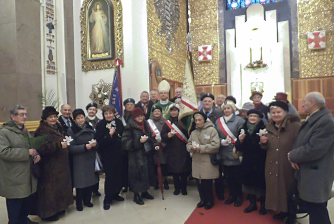 Wspólne zdjęcie Sybiraków z biskupem