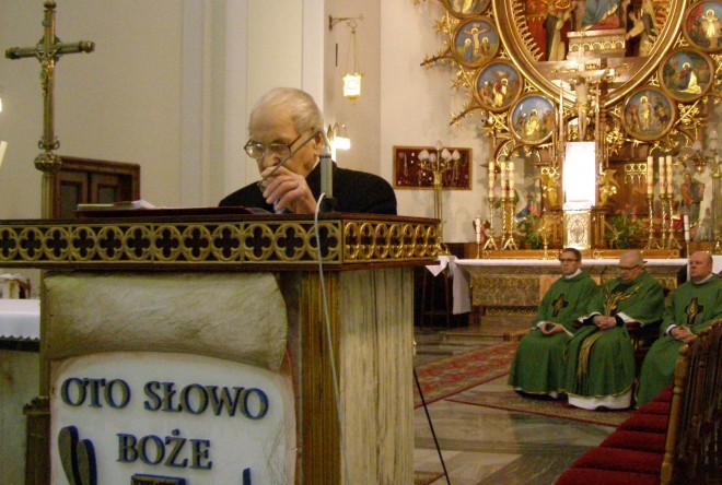 Jan Kwiatkowski czyta liturgię Pisma Świętego