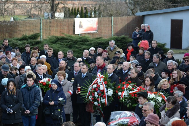 Przed tablicą pamiątkową