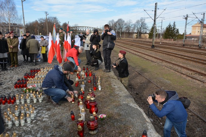 Zapalanie zniczy na rampie kolejowej