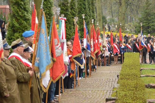 Poczty sztandarowe organizacji kombatanckich i szkół