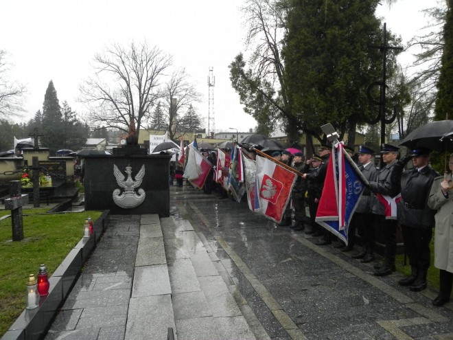 Sztandary przy Grobie Sybiraka