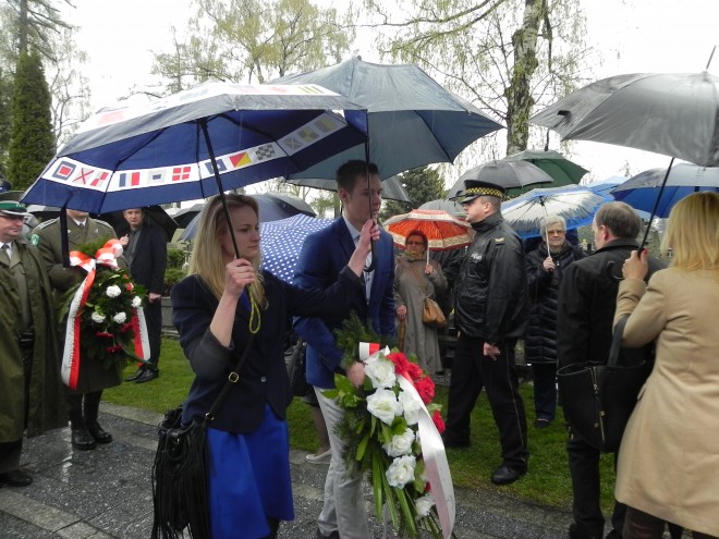 Złożenie wieńców - uczniowie ZS nr 2