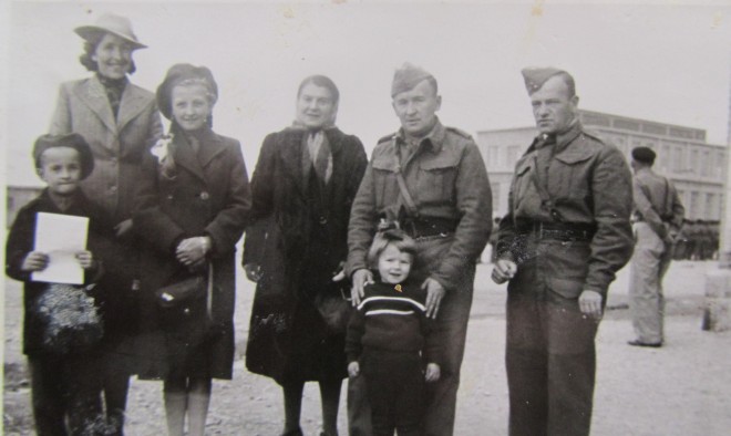 Renata Iwanowska z żołnierzami PSZ w Teheranie 