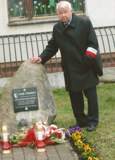 Aleksander Ryziński przy tablicy dębu pamięci