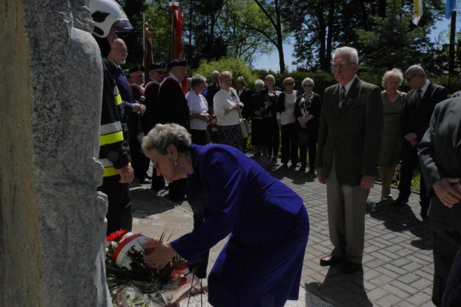 Złożenie kwiatów pod pomnikiem 