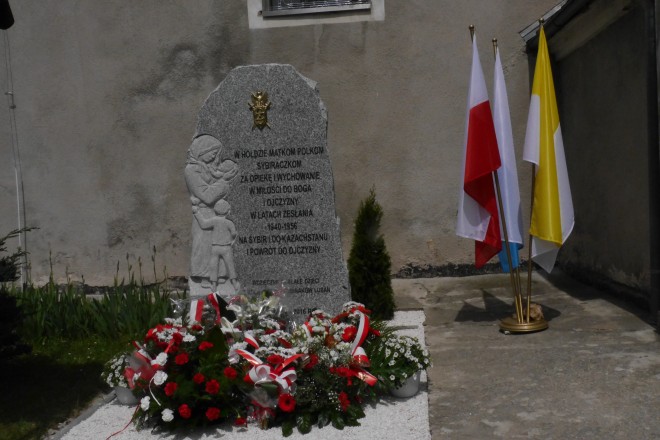 Pomnik Matki Sybiraczki odsłonięty w Pisarzowicach