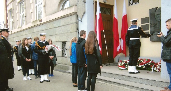 Przy tablicy na budynku Sztabu Marynarki Wojennej