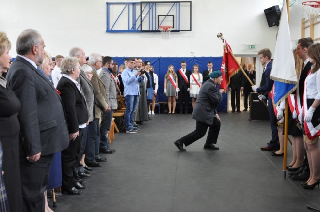 Ryszard Skwieciński całuje sztandar Koła