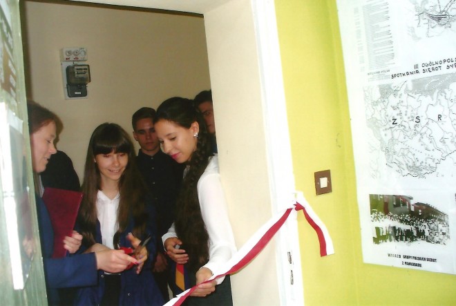 Otwarcie Izby Pamięci – uczniowie Gimnazjum nr 1