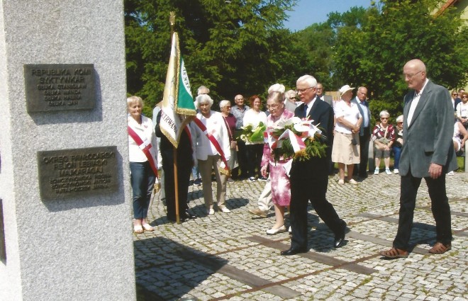 Złożenie kwiatów pod pomnikiem Sybiraków w Rewalu