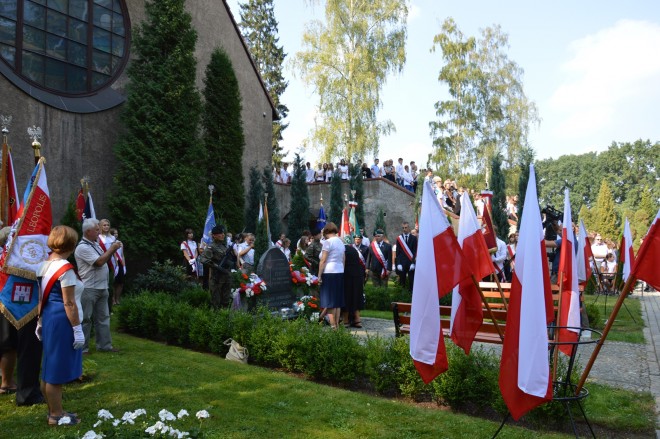 Złożenie kwiatów pod pomnikiem