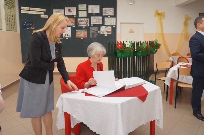 Wpis prezes Barbary Szleszyńskiej-Malec do kroniki szkolnej