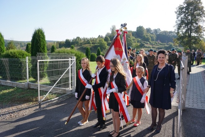 Poczet sztandarowy Szkoły Podstawowej im. Sybiraków w Nawsiu