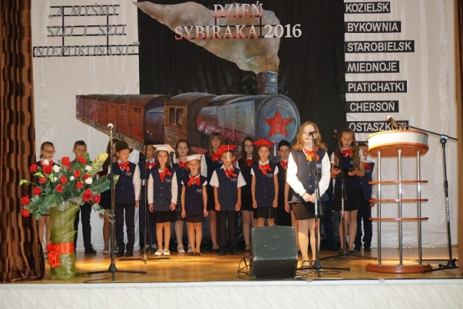 Montaż słowno-muzyczny w wykonaniu uczniów szkoły