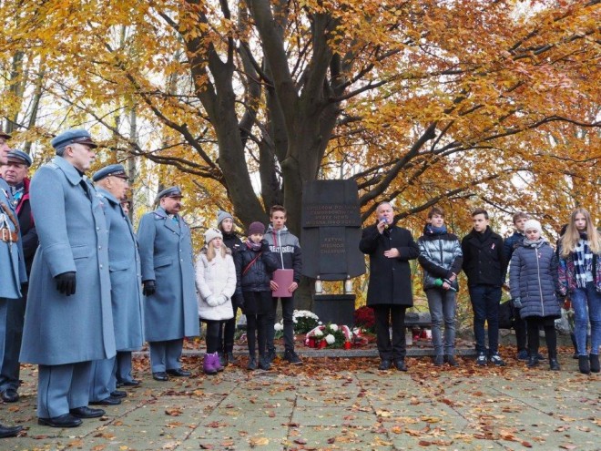 Pod Pomnikiem Katyńskim