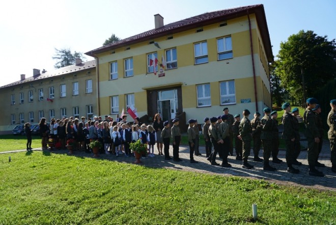 Społeczność szkolna i zaproszeni goście w czasie przemarszu do kościoła