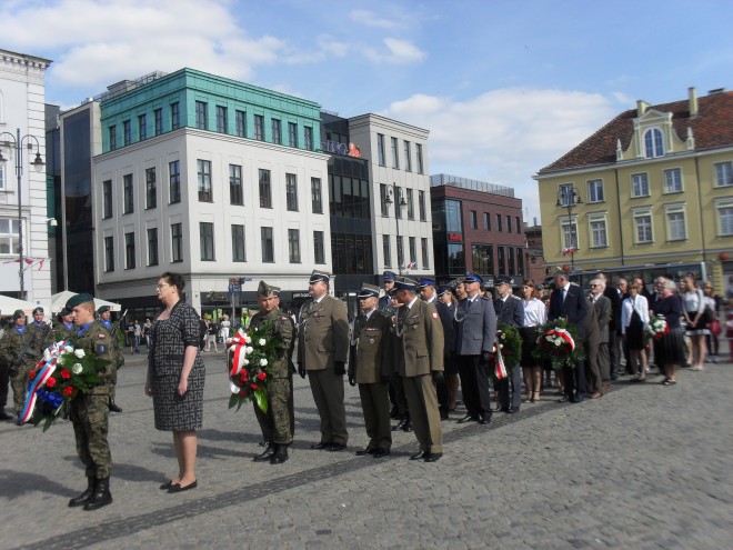 Delegacje składają kwiaty pod pomnikiem