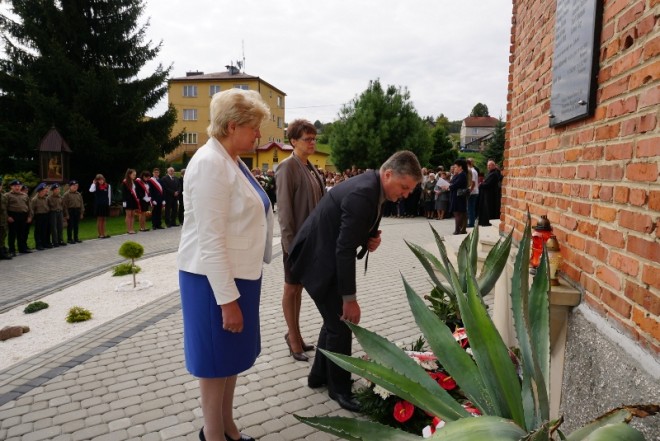 Złożenie wiązanek pod tablicą pamiątkową przez wicekuratora oświaty w Rzeszowie i starszych wizytatorów