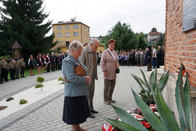 Złożenie wiązanek pod tablicą pamiątkową przez rodziny Sybiraków