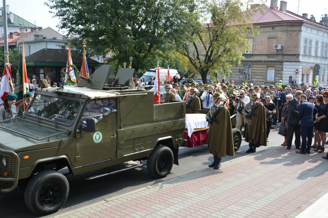 Karawan ze szczątkami śp. kpt. Władysława Koby