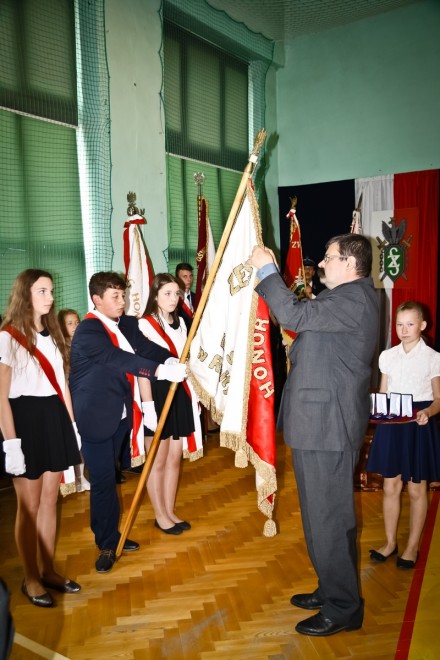 Dekoracja sztandaru Zespołu Oświatowego im. Sybiraków medalem Pro Patria