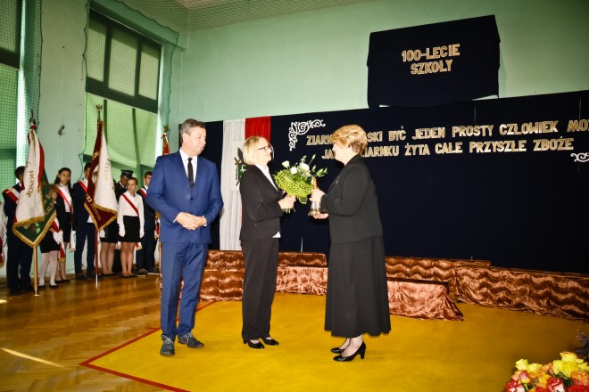 Wręczenie pamiątkowego dzwonka