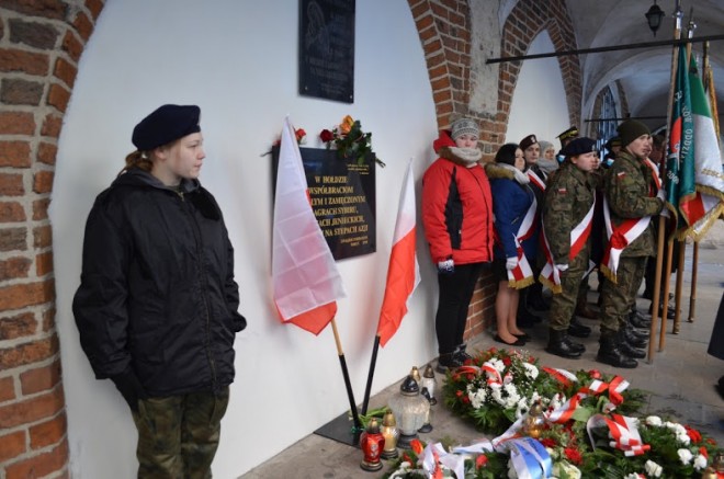 Złożenie kwiatów pod tablicą pamiątkową