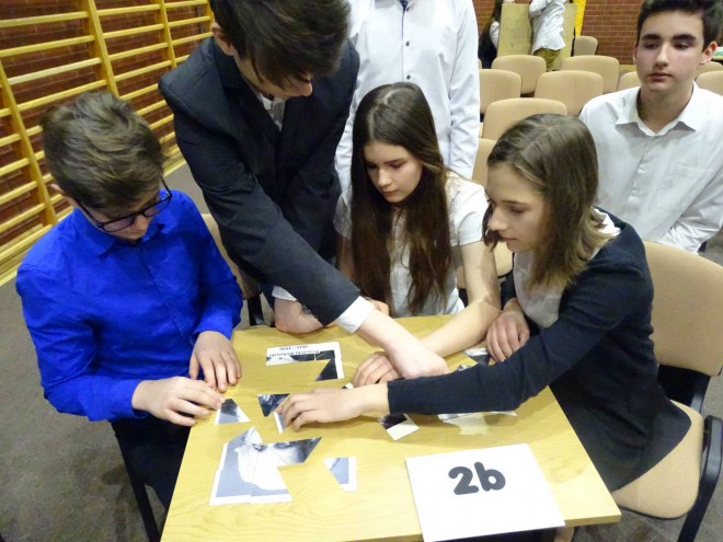 Klasa 2b układa puzzle