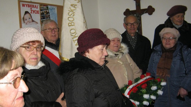 Złożenie kwiatów pod tablicą pamiątkową