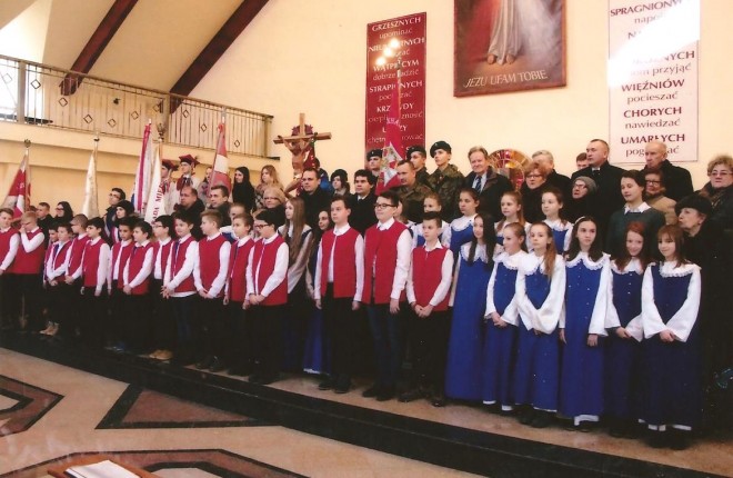 Wspólne zdjęcie chórzystów Puellarum Cantus i Małego Cantusa, Sybiraków i pocztów sztandarowych