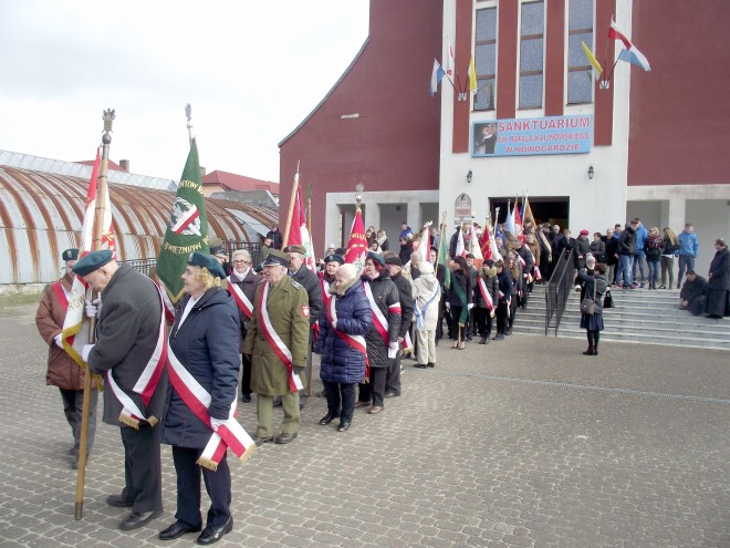Poczty sztandarowe wyprowadzające zebranych z Sanktuarium