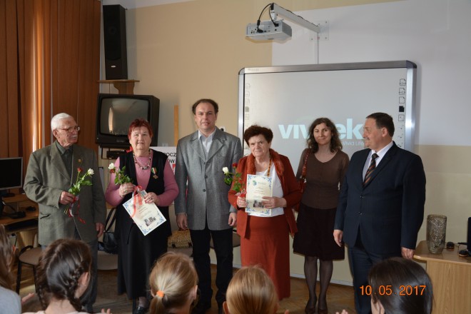 Przemyscy Sybiracy z dyrektorem i nauczycielami