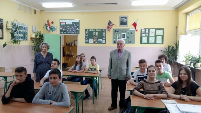 Lidia Argasińska i Mieczysław Szymoniak z uczniami Gimnazjum nr 1 w Lubaczowie