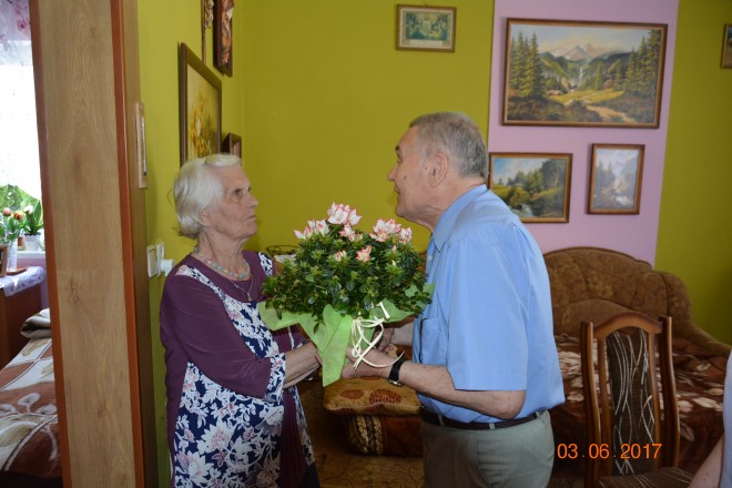 Mieczysław Tłuczek wręcza kwiaty Wincentynie Król