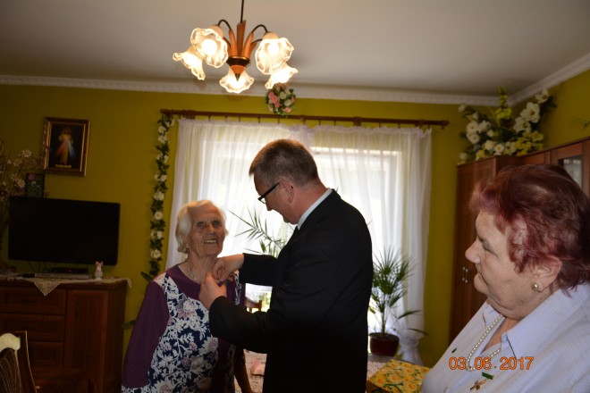 Wręczenie odznaczenia Wincentynie Król