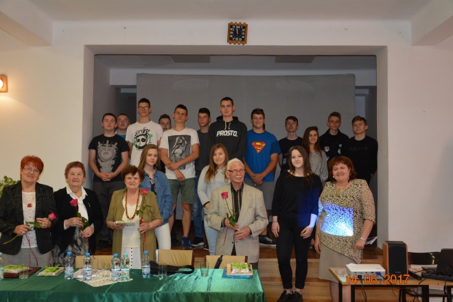 Zdjęcie pamiątkowe z młodzieżą Technikum nr 8