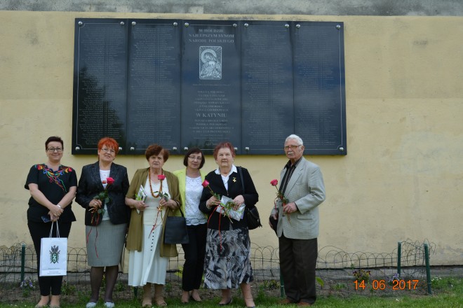 Złożenie kwiatów pod tablicą ofiar mordu w Katyniu