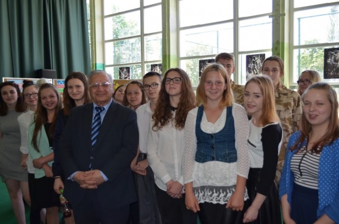 Ambasador Hasan Hasanov z uczniami Gimnazjum nr 6 w Toruniu