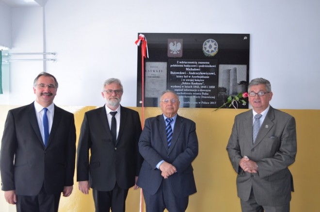 Przy tablicy pamiątkowej